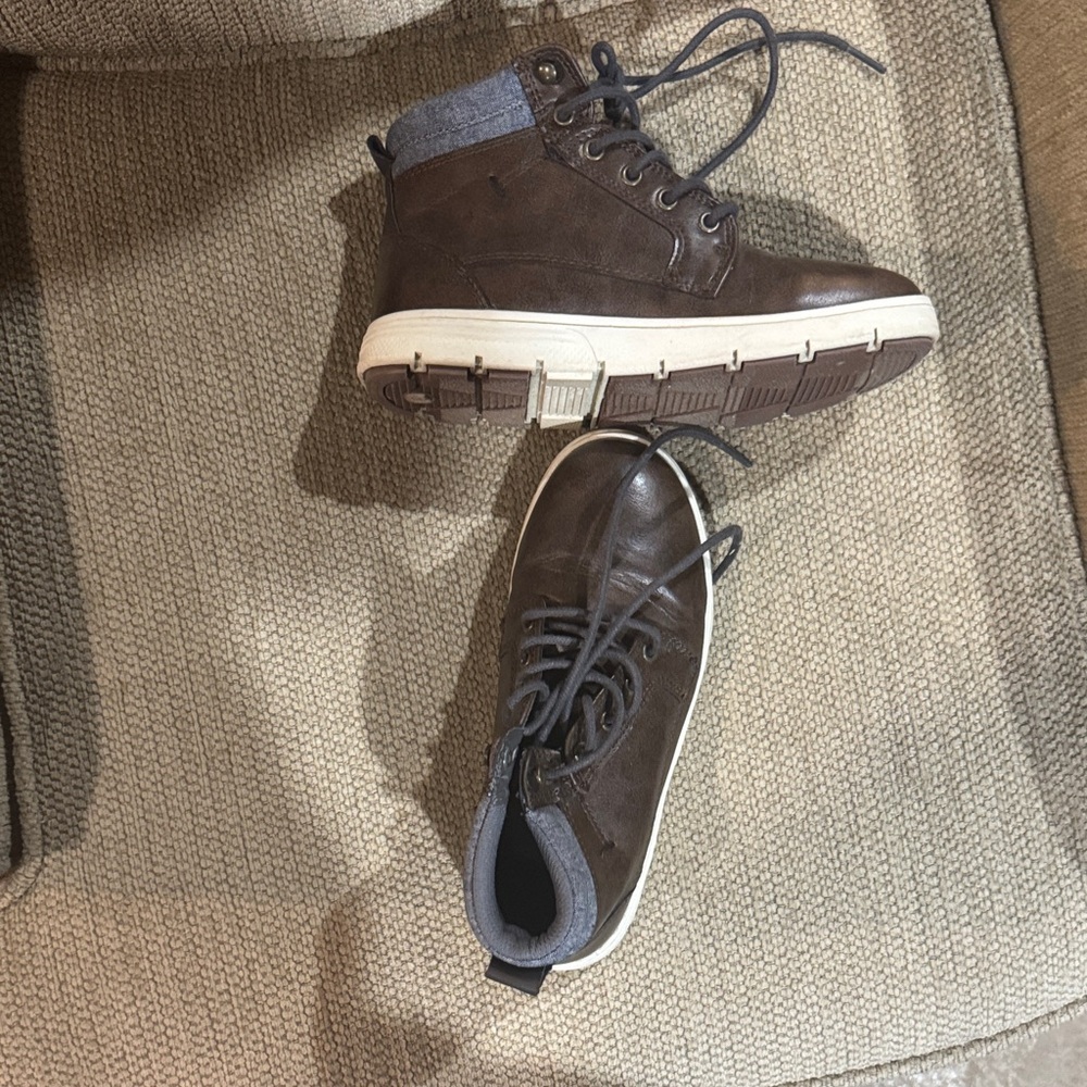 Boy’s Brown High-Top shoe